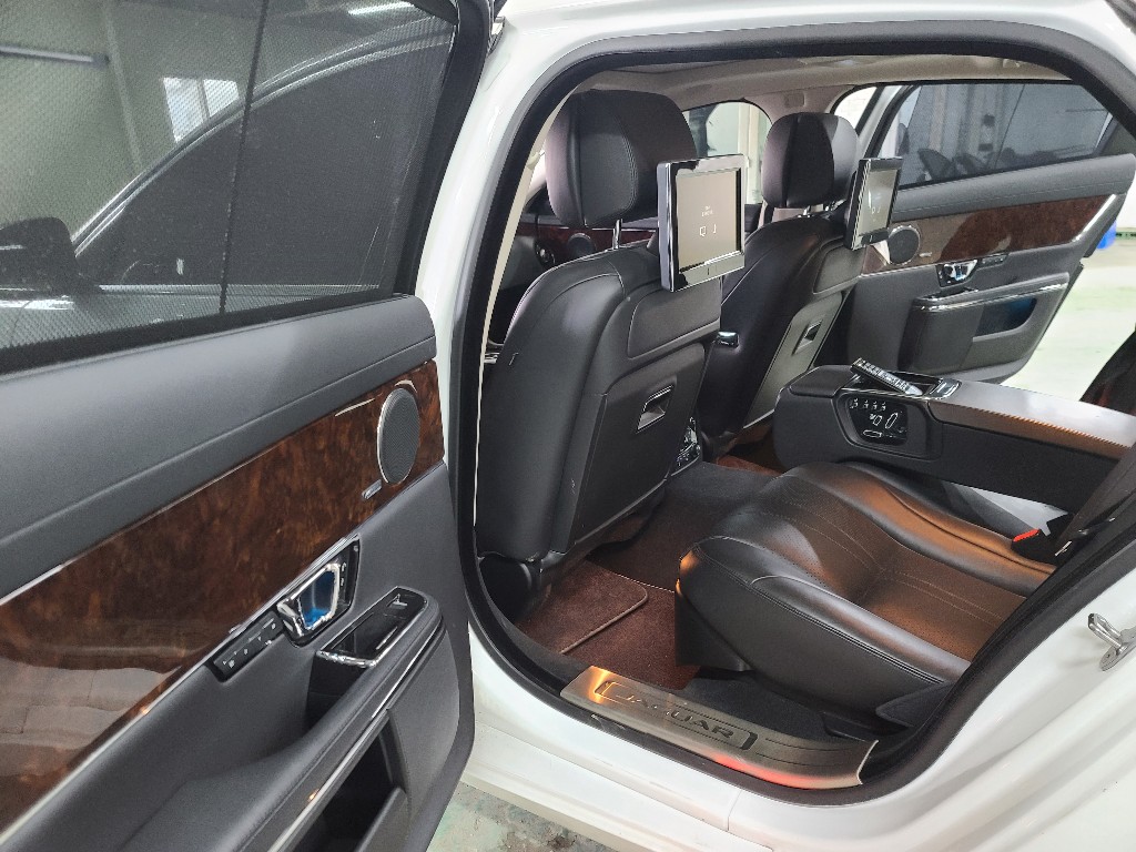 Jaguar XJ 2015 SAJAA2228FNV82227 Image 22