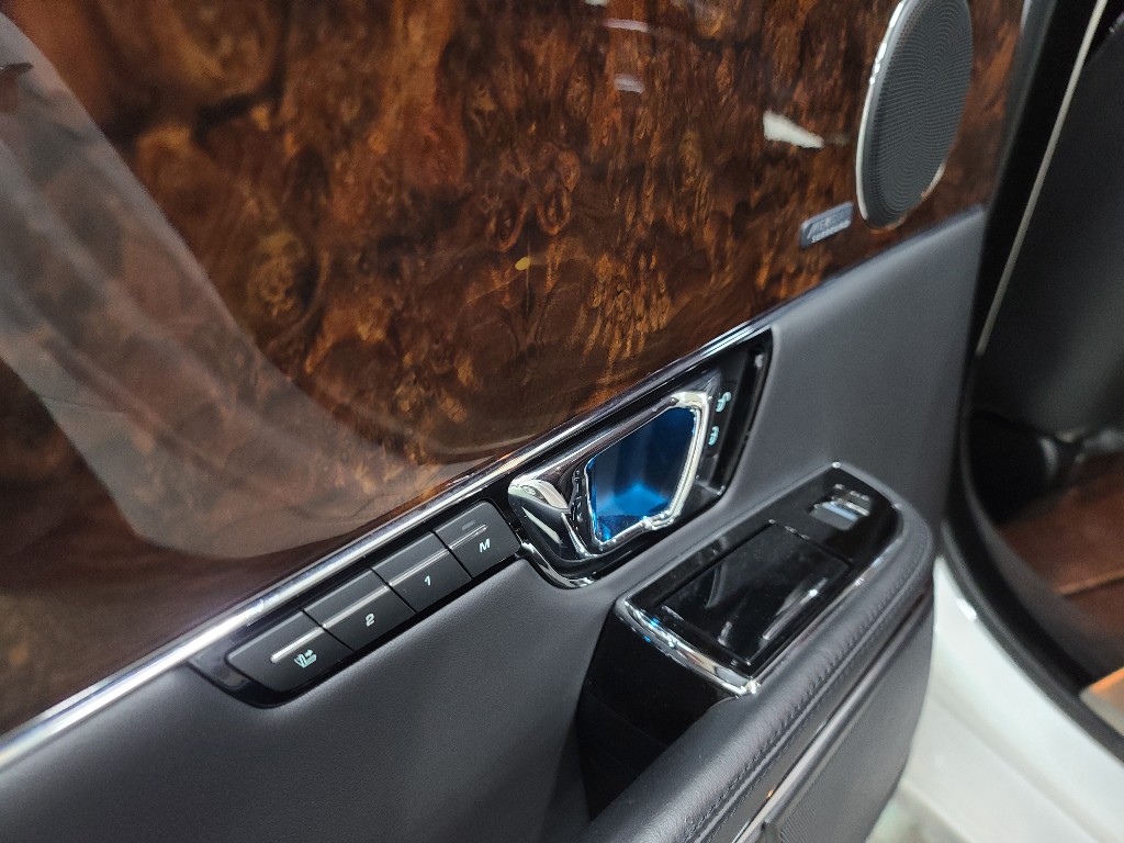 Jaguar XJ 2015 SAJAA2228FNV82227 Image 23
