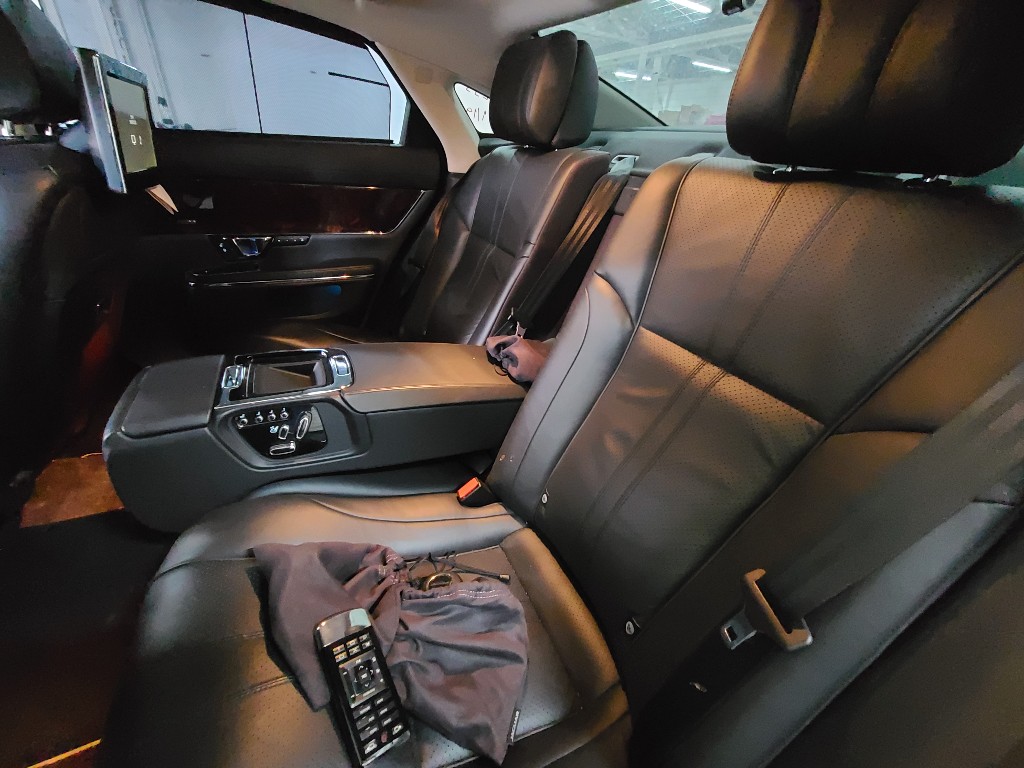 Jaguar XJ 2015 SAJAA2228FNV82227 Image 27