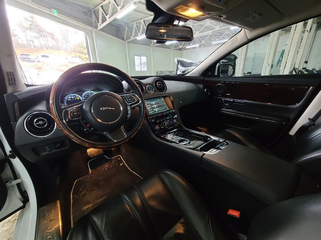 Jaguar XJ 2015 SAJAA2228FNV82227 Image 30