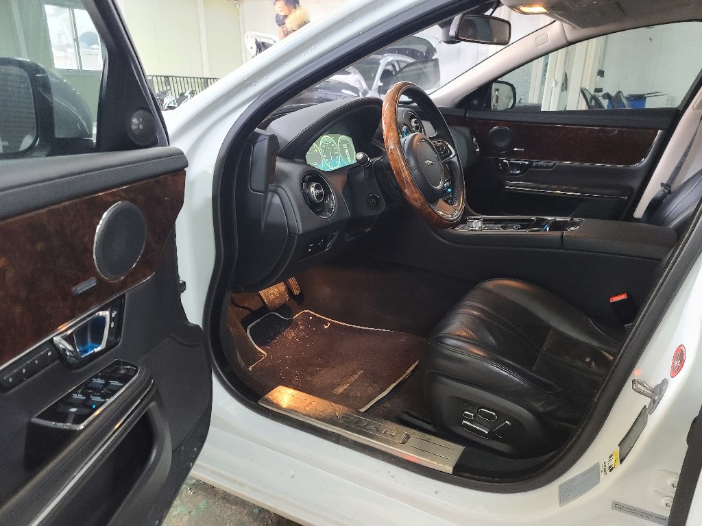 Jaguar XJ 2015 SAJAA2228FNV82227 Image 31