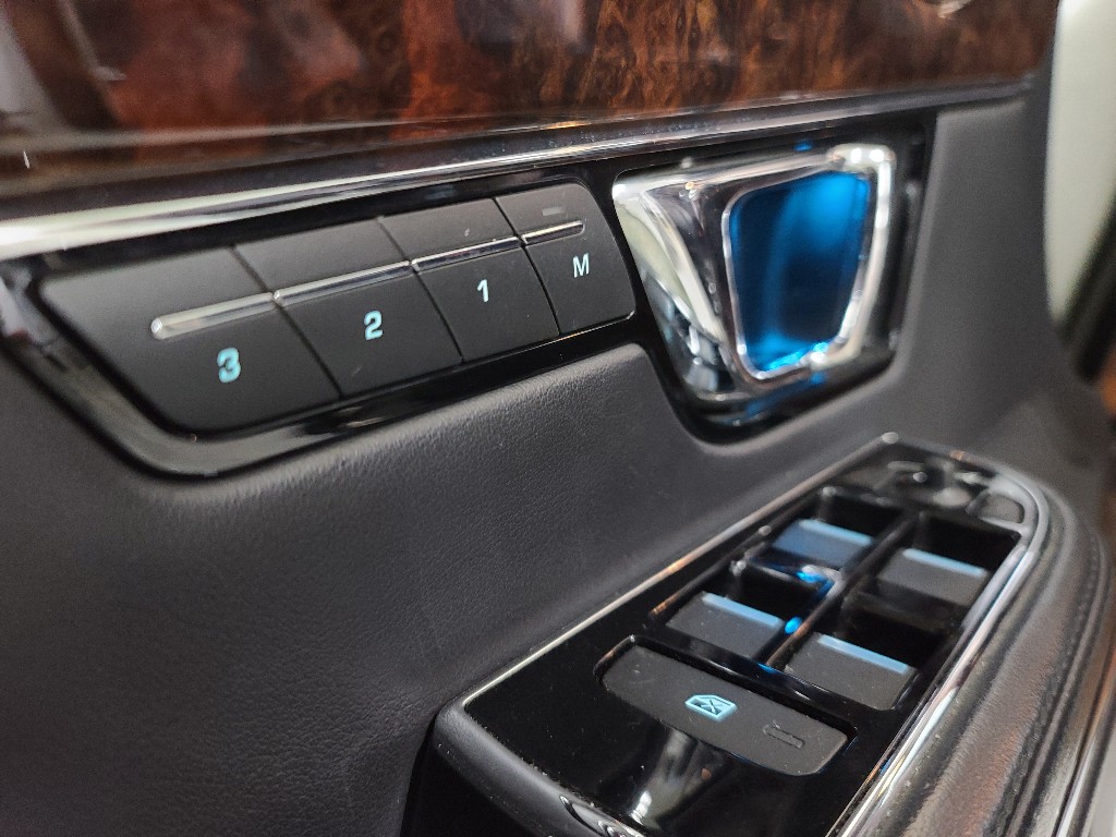 Jaguar XJ 2015 SAJAA2228FNV82227 Image 32