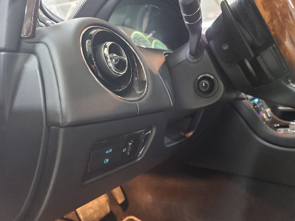 Jaguar XJ 2015 SAJAA2228FNV82227 Image 34