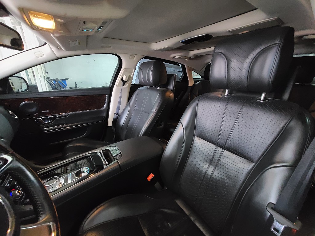 Jaguar XJ 2015 SAJAA2228FNV82227 Image 36