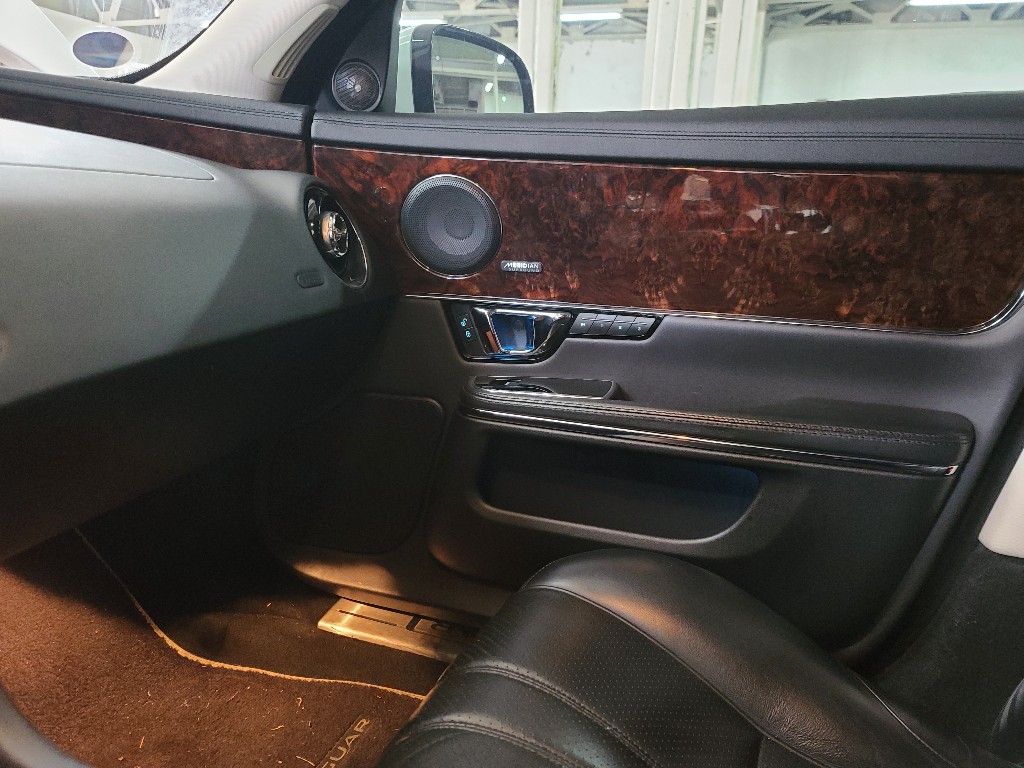 Jaguar XJ 2015 SAJAA2228FNV82227 Image 37