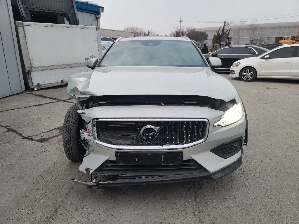 Volvo V60 2020 YV1ZZ102CL1047763 Image 2