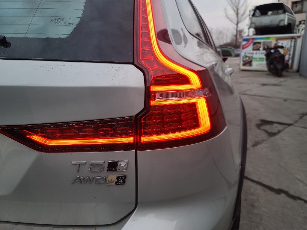 Volvo V60 2020 YV1ZZ102CL1047763 Image 3