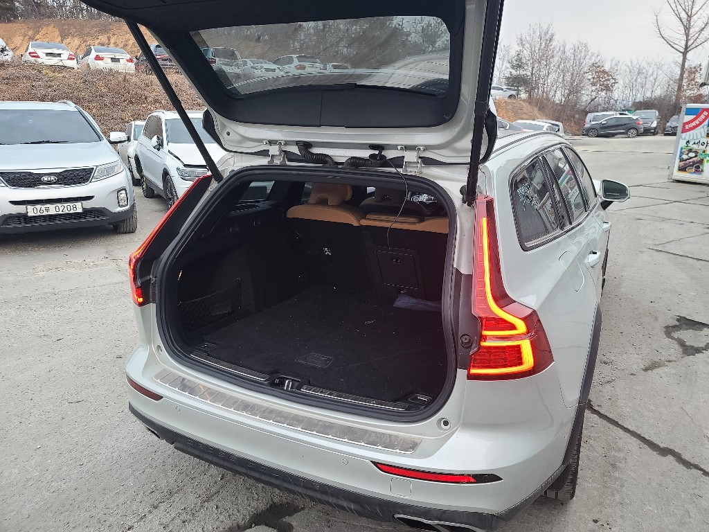 Volvo V60 2020 YV1ZZ102CL1047763 Image 4