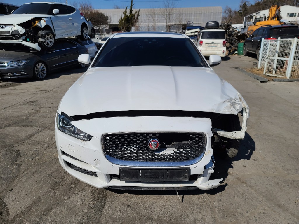Jaguar Xe 20d 2017 SAJAA4BN8HCP06873 Image 2