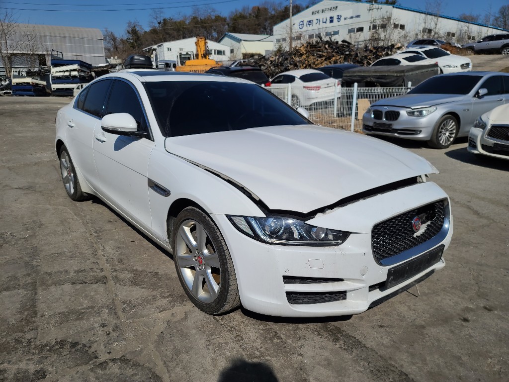 Jaguar Xe 20d 2017 SAJAA4BN8HCP06873 Image 13