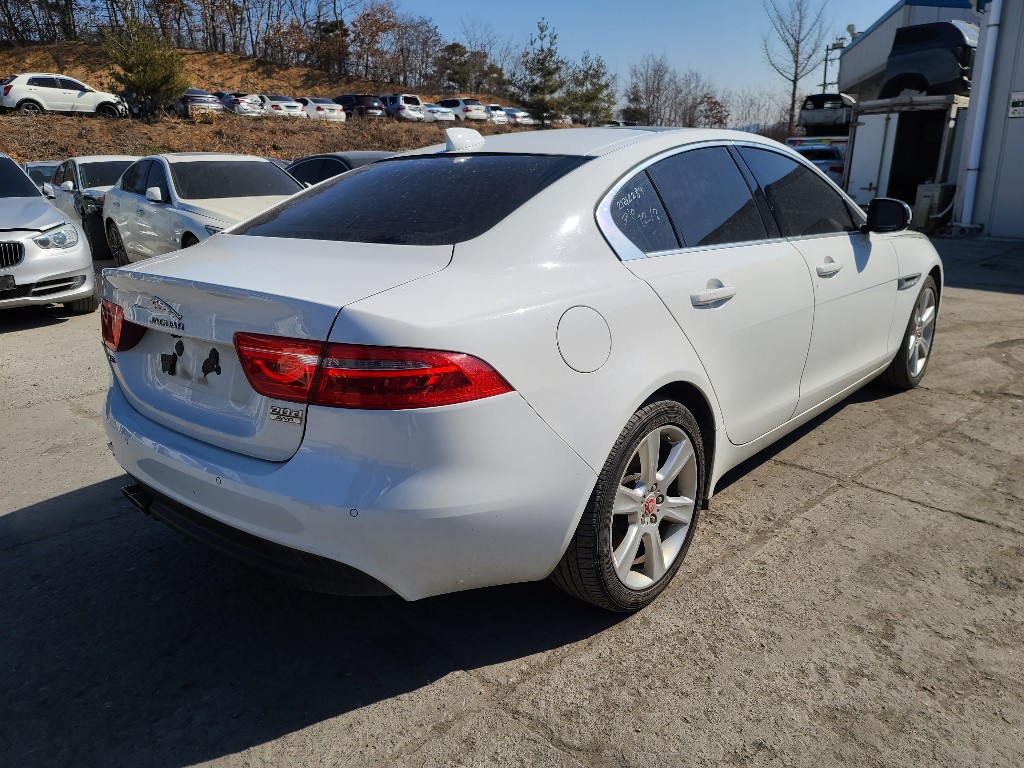 Jaguar Xe 20d 2017 SAJAA4BN8HCP06873 Image 24