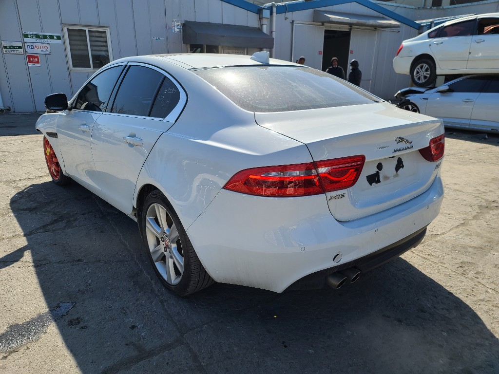 Jaguar Xe 20d 2017 SAJAA4BN8HCP06873 Image 37
