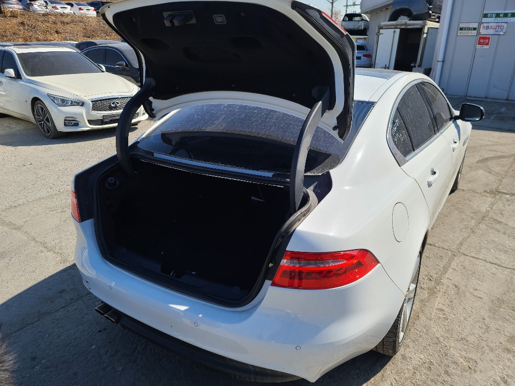 Jaguar Xe 20d 2017 SAJAA4BN8HCP06873 Image 7