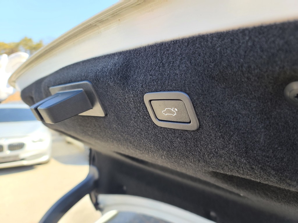 Jaguar Xe 20d 2017 SAJAA4BN8HCP06873 Image 8