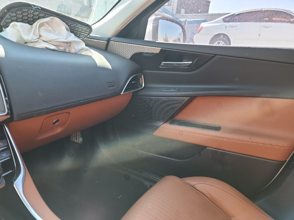 Jaguar Xe 20d 2017 SAJAA4BN8HCP06873 Image 30
