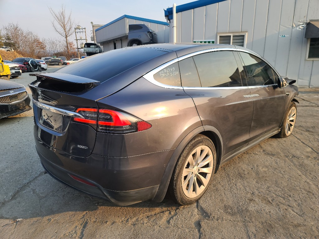Tesla Others 2018 5YJXCBE23JF131339 Image 24
