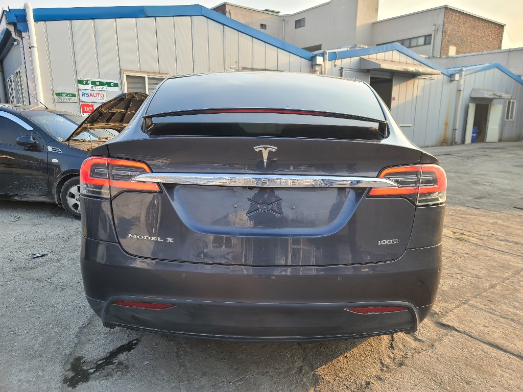 Tesla Others 2018 5YJXCBE23JF131339 Image 35