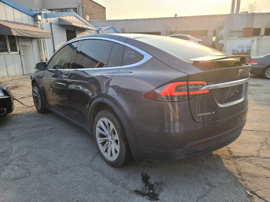 Tesla Others 2018 5YJXCBE23JF131339 Image 46