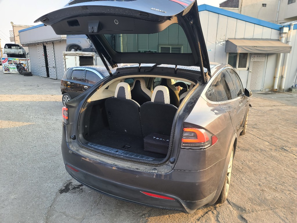 Tesla Others 2018 5YJXCBE23JF131339 Image 11