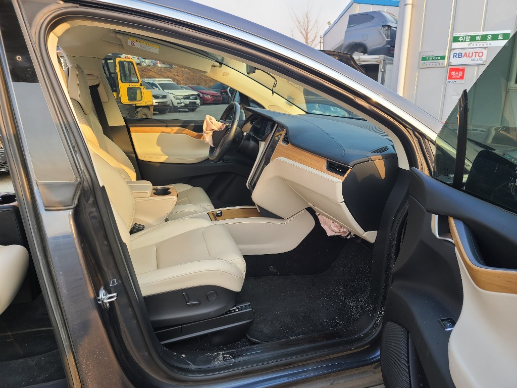 Tesla Others 2018 5YJXCBE23JF131339 Image 21