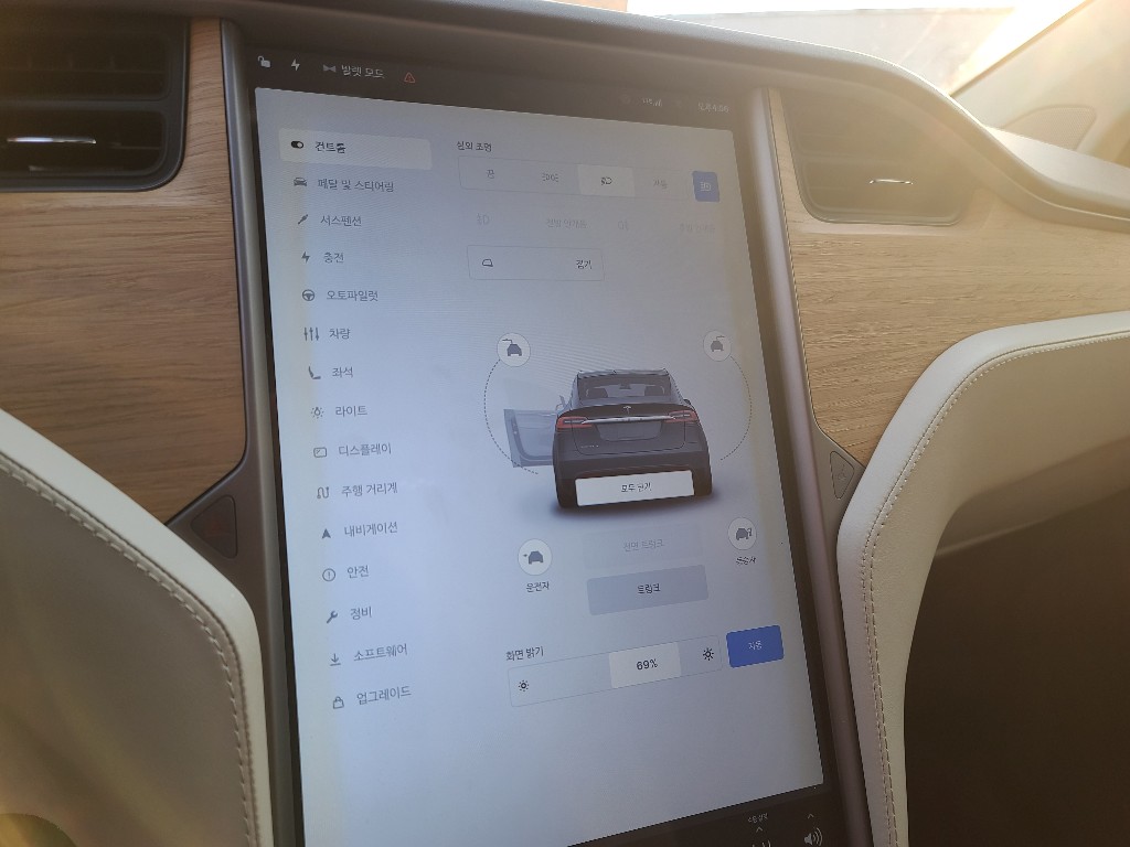 Tesla Others 2018 5YJXCBE23JF131339 Image 29