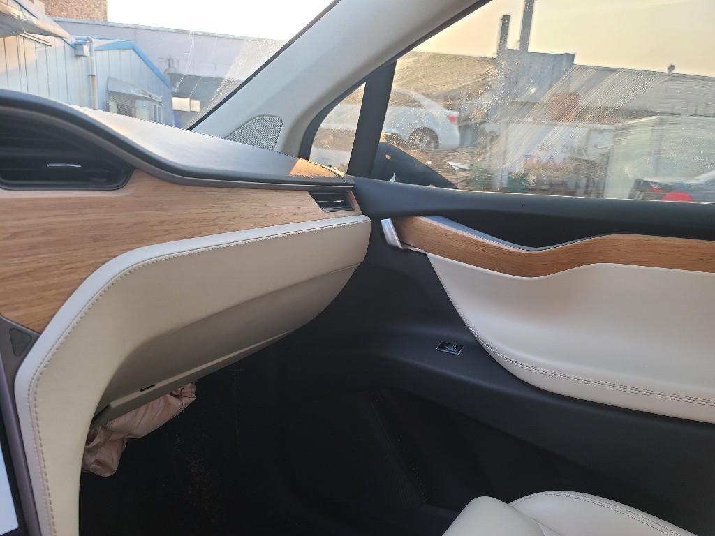 Tesla Others 2018 5YJXCBE23JF131339 Image 32