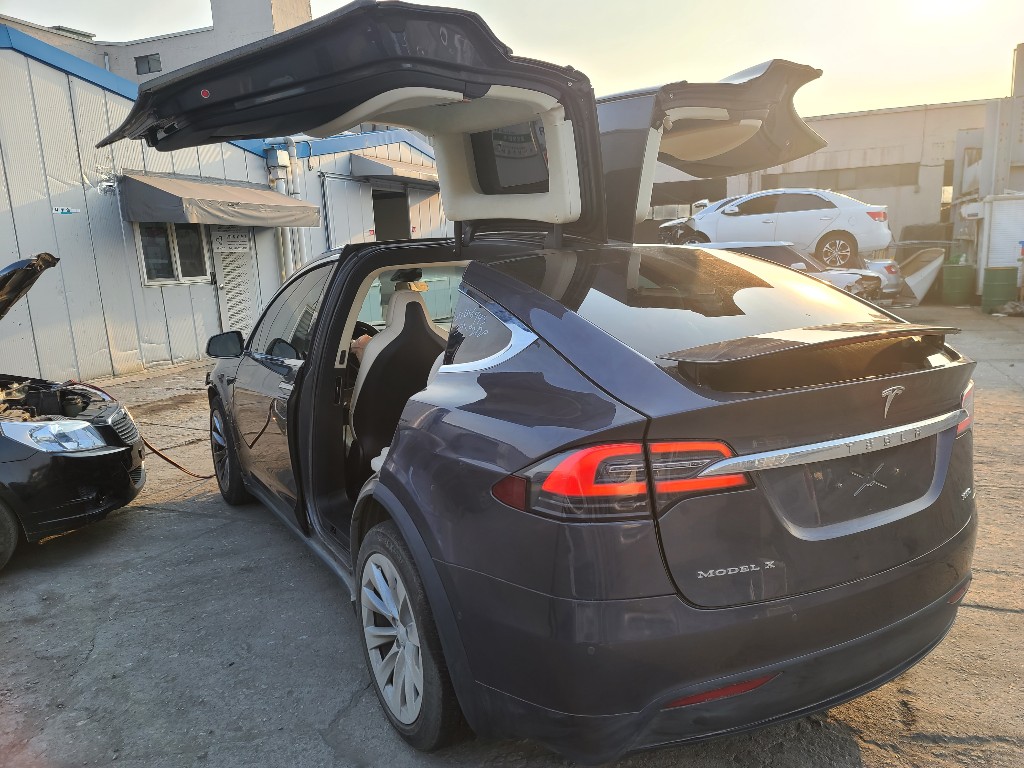 Tesla Others 2018 5YJXCBE23JF131339 Image 38