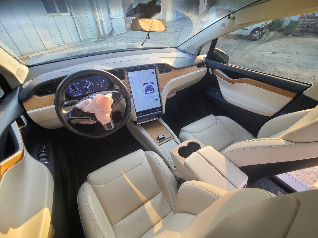 Tesla Others 2018 5YJXCBE23JF131339 Image 43