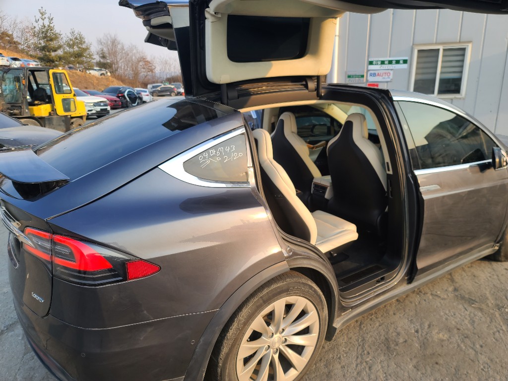 Tesla Others 2018 5YJXCBE23JF131339 Image 47