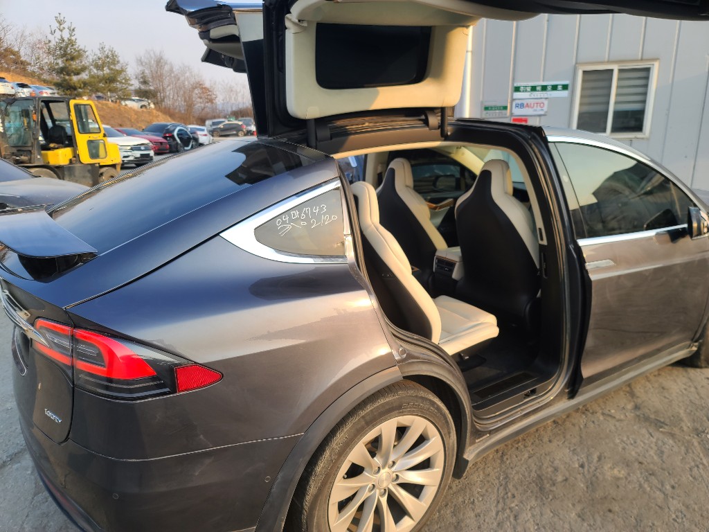 Tesla Others 2018 5YJXCBE23JF131339 Image 48