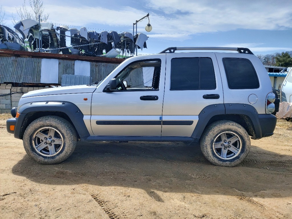 1J8GL38545W634061 Jeep Cherokee