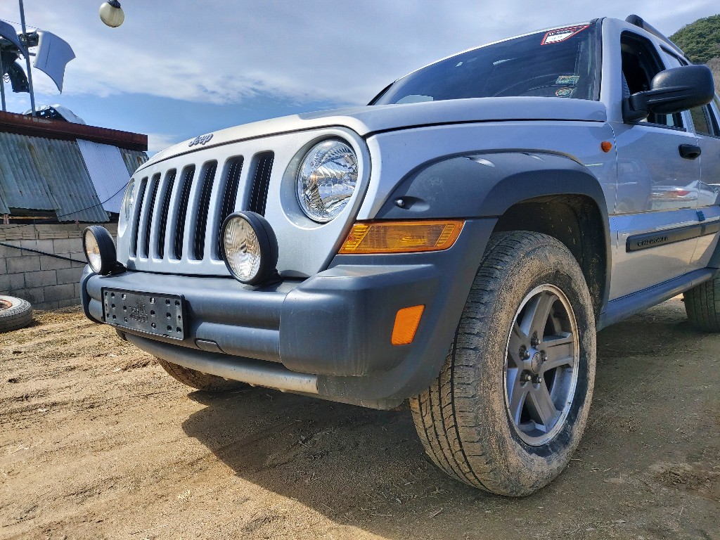 1J8GL38545W634061 Jeep Cherokee