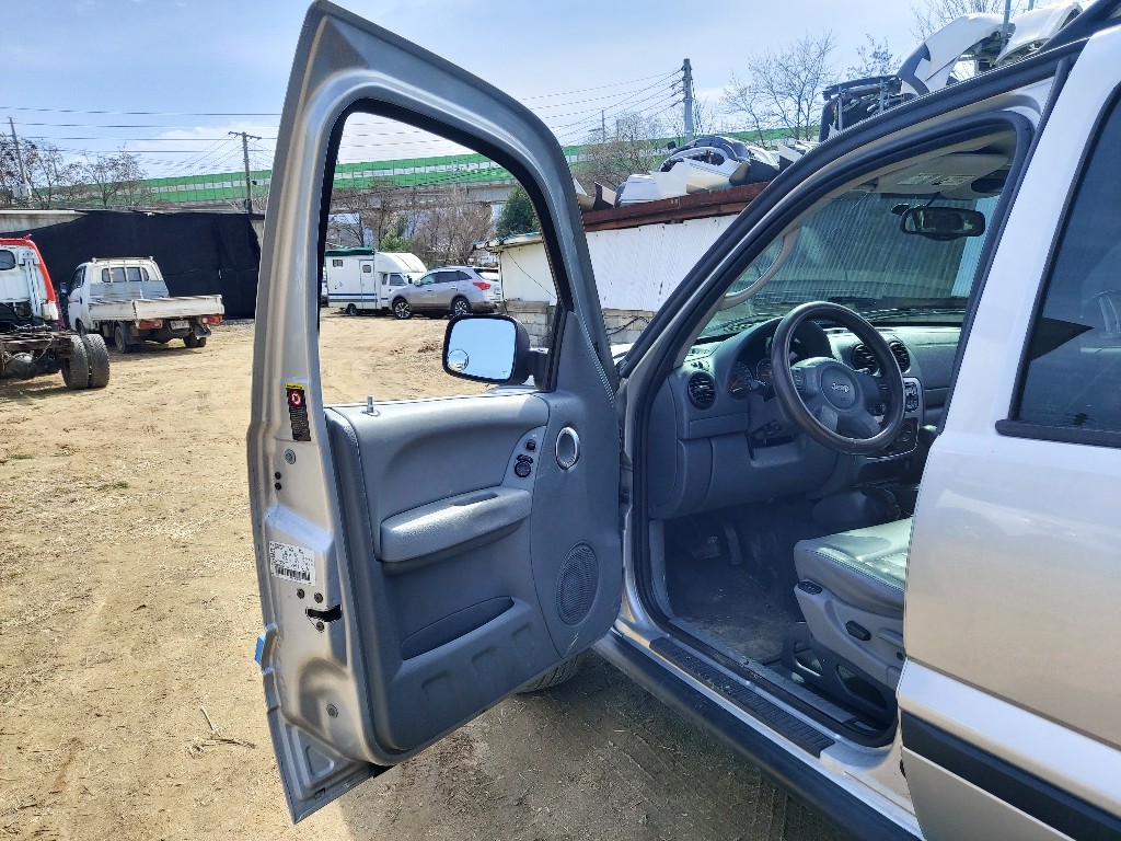 1J8GL38545W634061 Jeep Cherokee