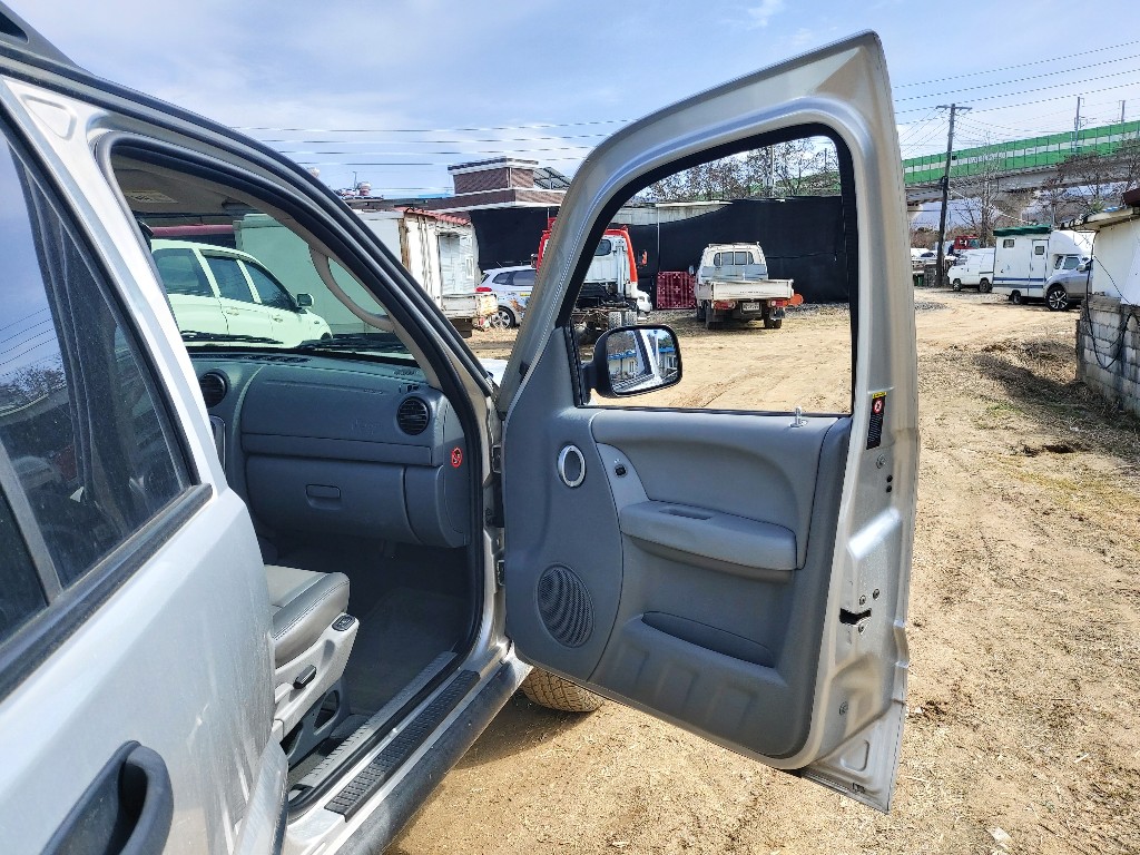 1J8GL38545W634061 Jeep Cherokee